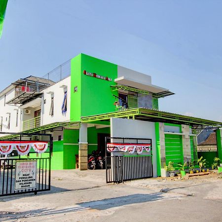 Super Oyo 93012 Griya Kencana Asri Syariah Lawean Exterior photo