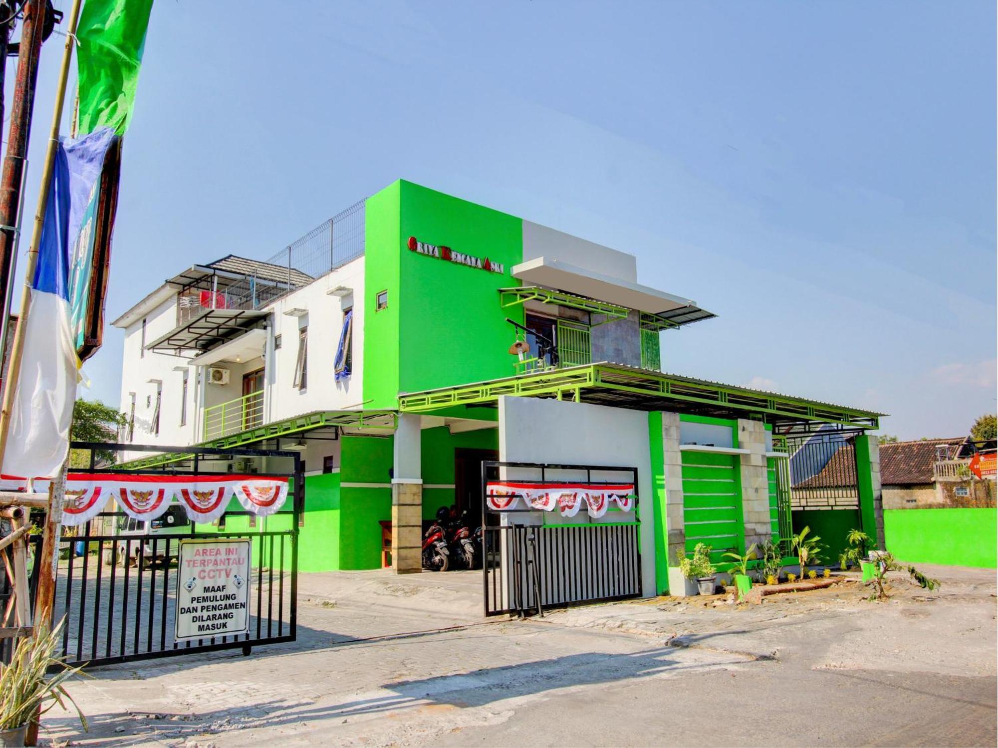 Super Oyo 93012 Griya Kencana Asri Syariah Lawean Exterior photo
