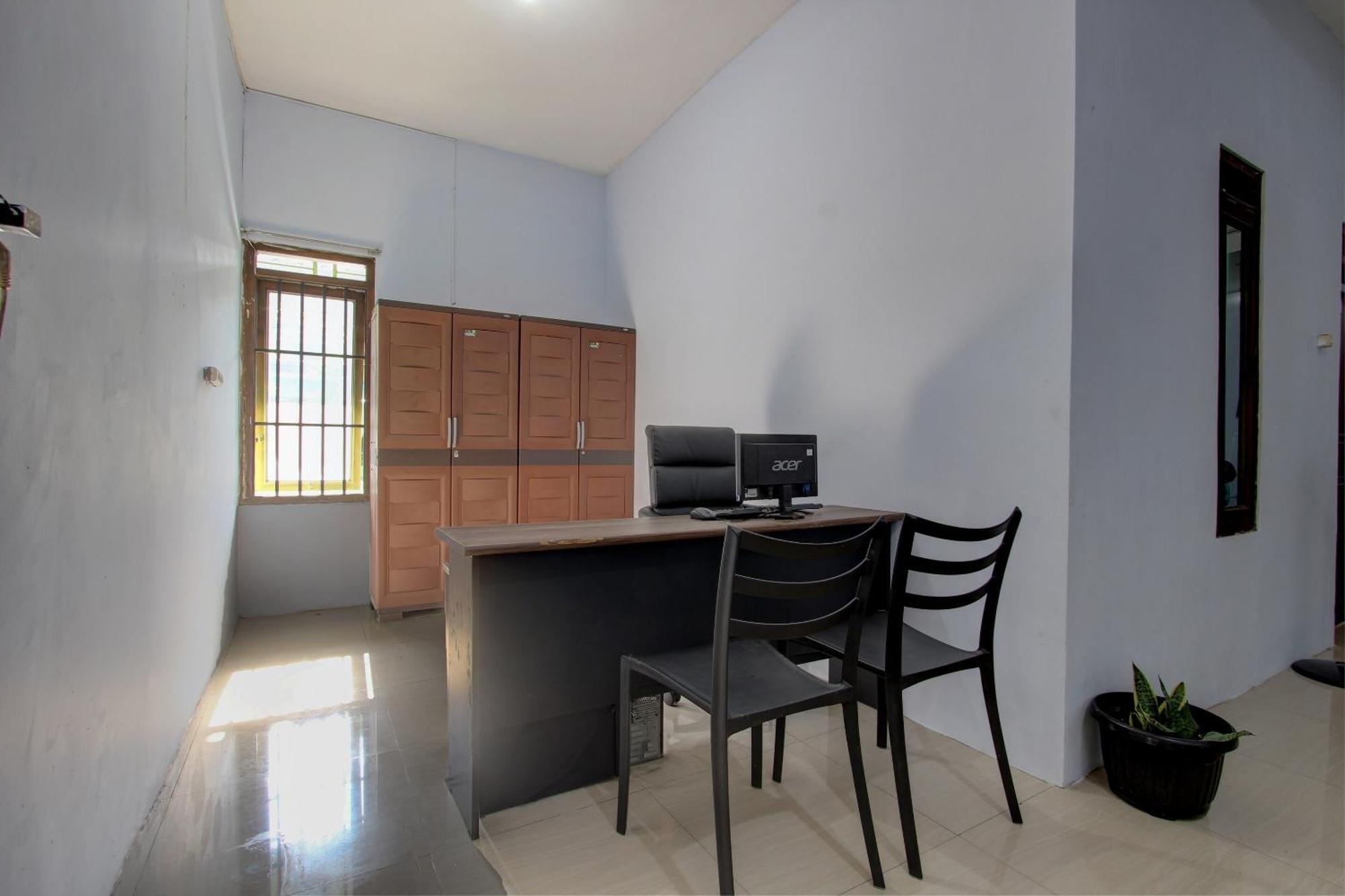Super Oyo 93012 Griya Kencana Asri Syariah Lawean Exterior photo